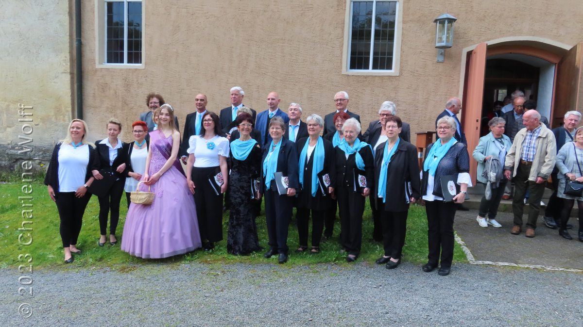 Der Chor vor der Kirche in Sülzhayn